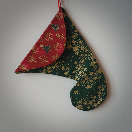 Auduma Ziemassvētku maisiņš - iekarama tūta (zaļa ar zelta zvaigznēm/uz atloka koki)