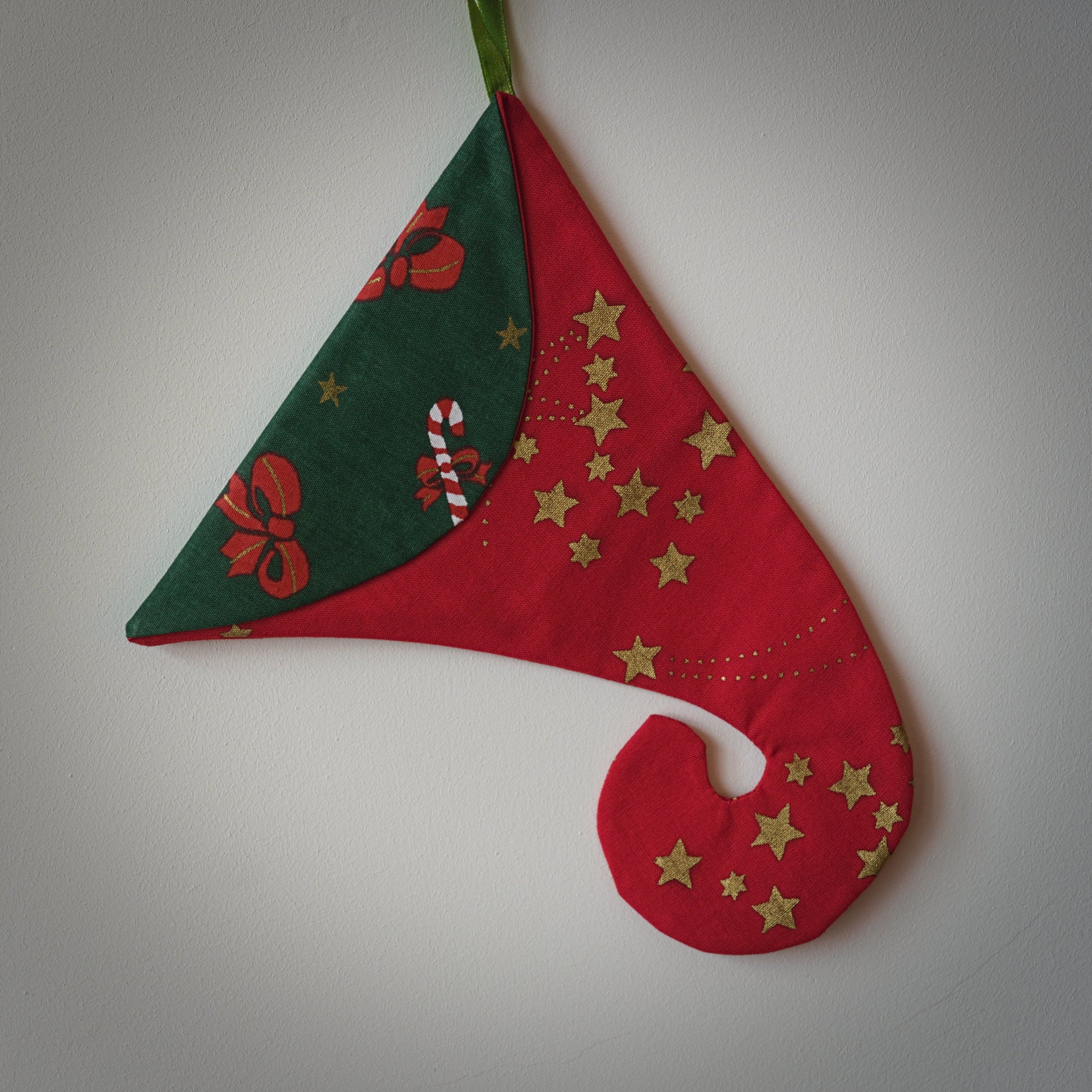 Auduma Ziemassvētku maisiņš - iekarama tūta (sarkana ar zelta zvaigznēm un zaļu atloku ar Ziemassvētku elementiem)
