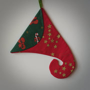 Auduma Ziemassvētku maisiņš - iekarama tūta (sarkana ar zelta zvaigznēm un zaļu atloku ar Ziemassvētku elementiem)