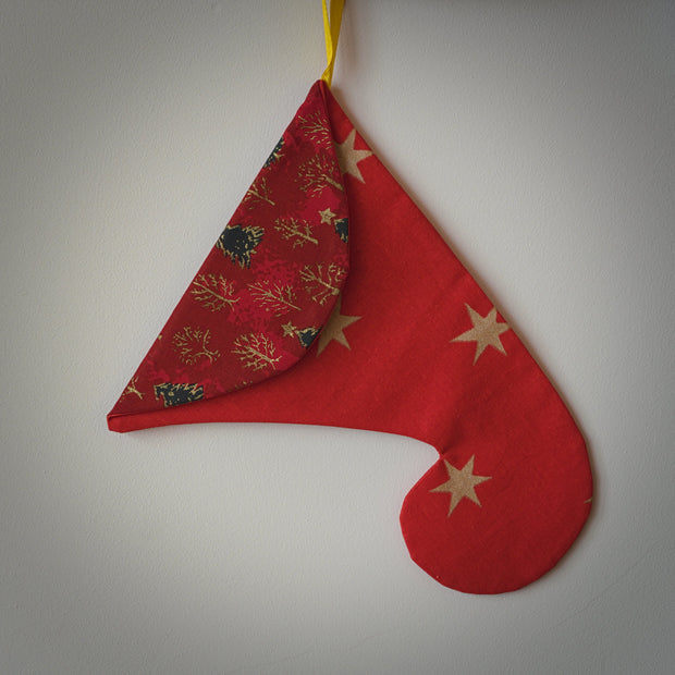Auduma Ziemassvētku maisiņš - iekarama tūta (sarkana ar zelta zvaigznēm un atloku)