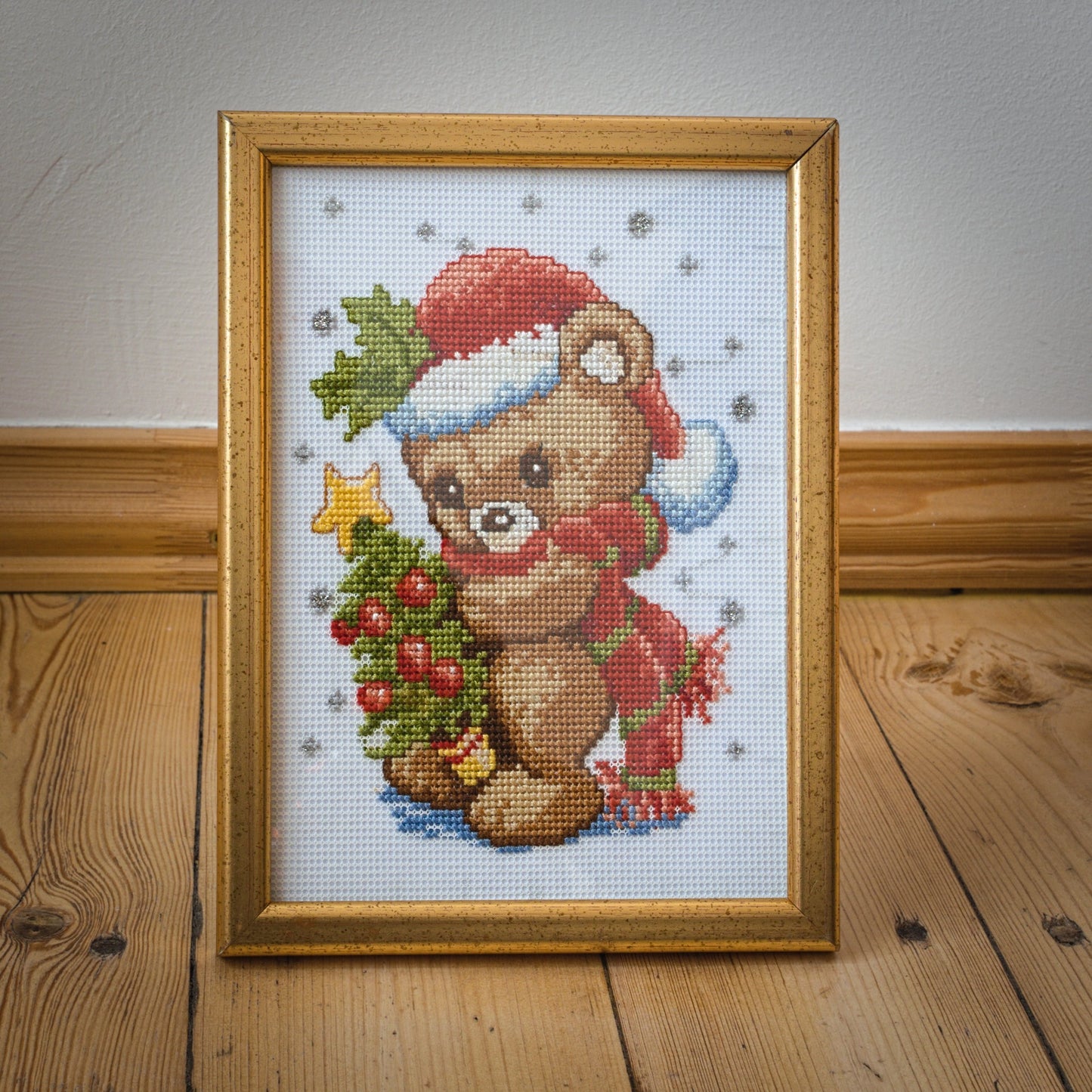 Krustdūrienā izšūts attēls "Ziemassvētku lācītis"