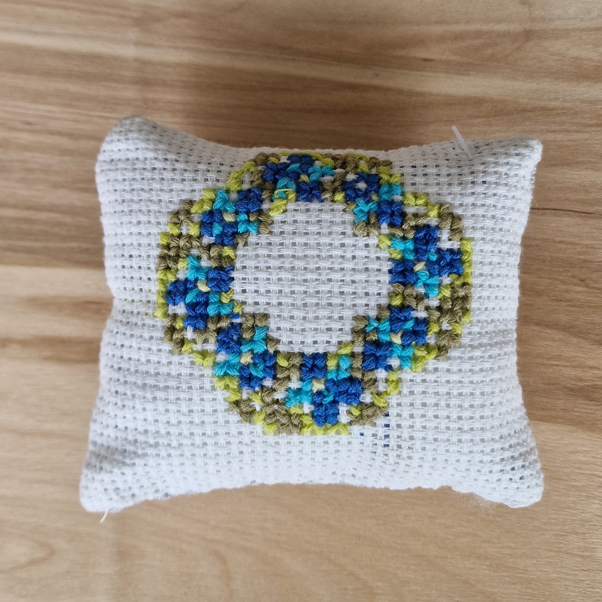 Adatu spilventiņš ar ziedu vainadziņu (MAEI 10) - www.tiptip.lv 