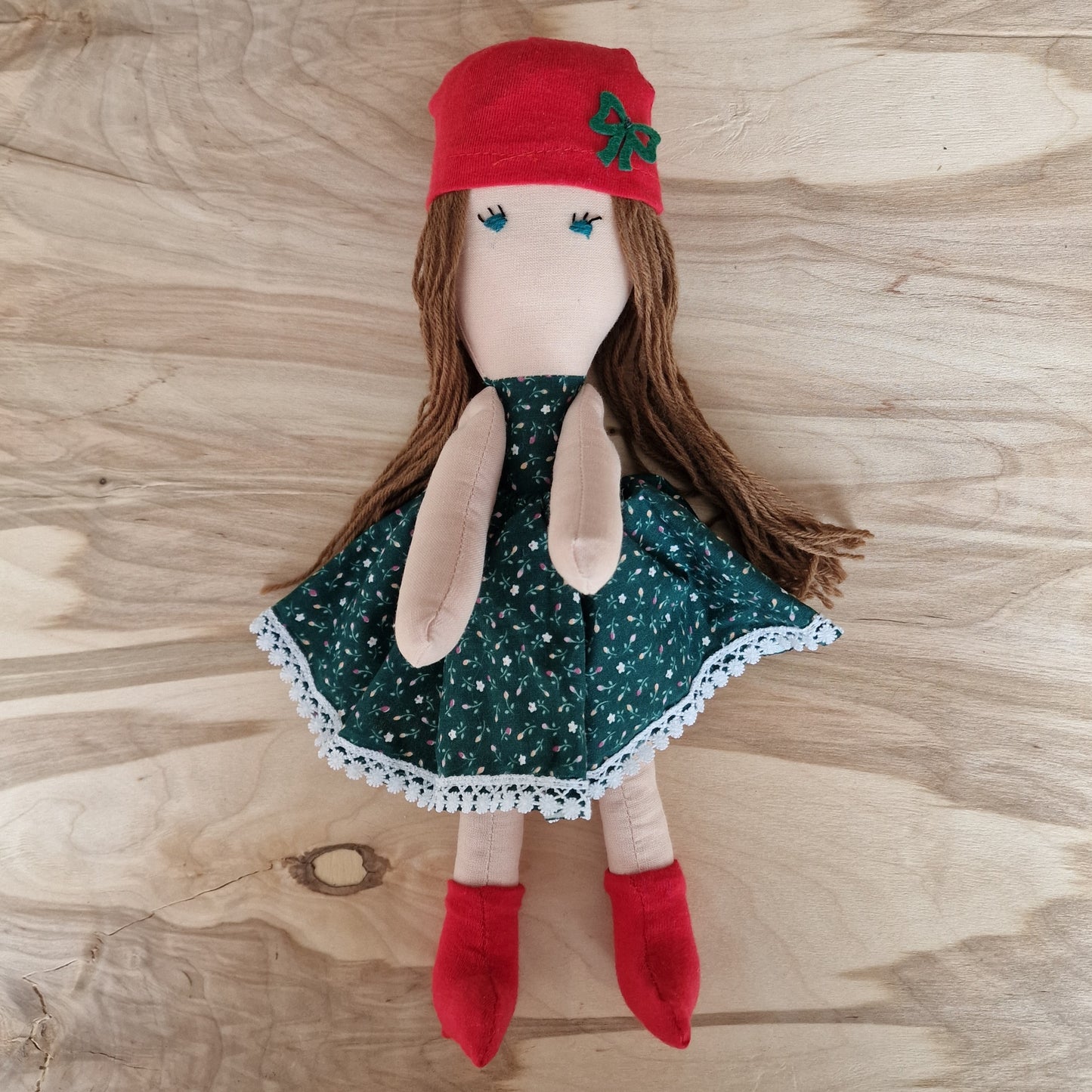 Ar rokām šūta kokvilnas lelle ar sarkanu cepuri (IRVI 1) - www.tiptip.lv 