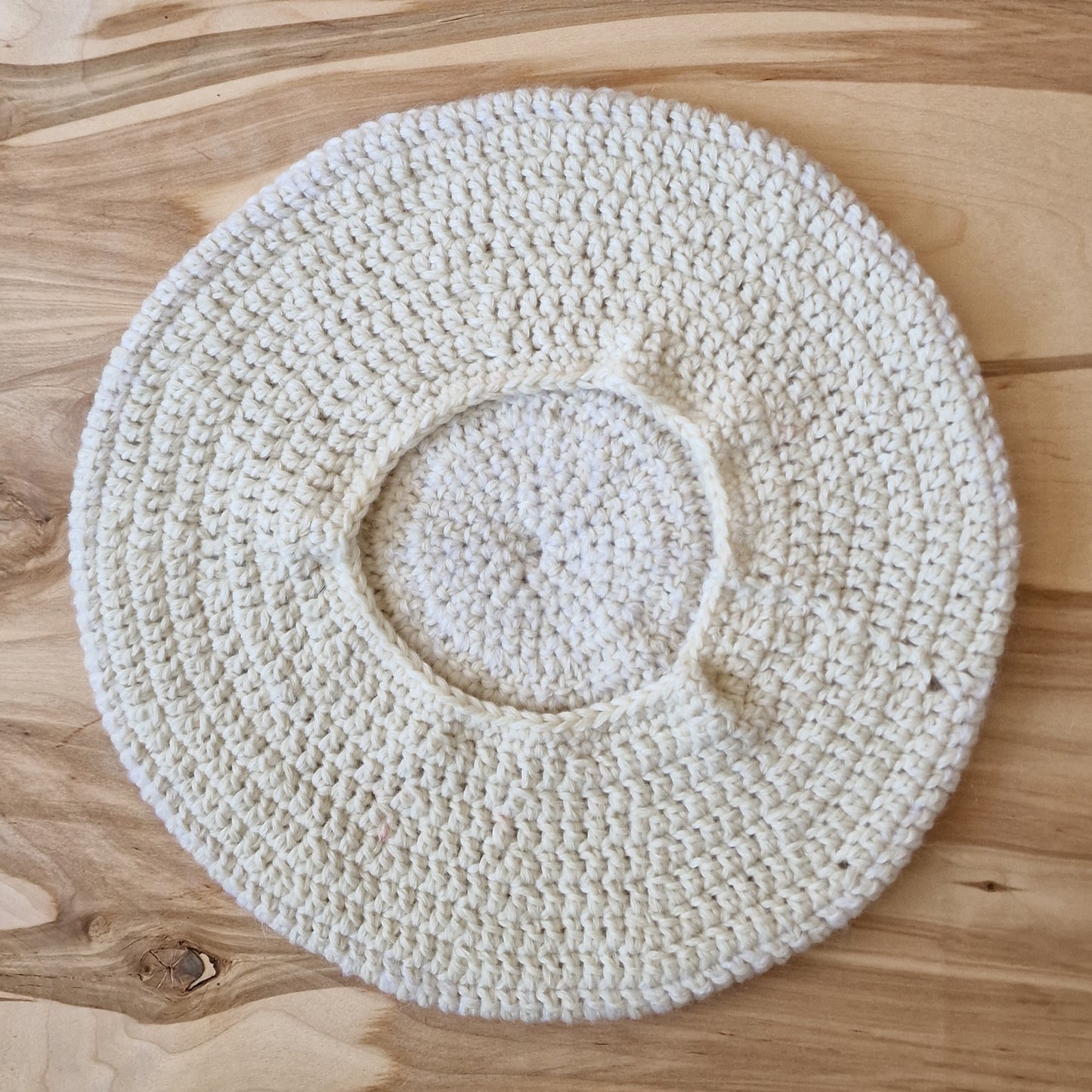 Balta tamborēta berete (DZTO 12) - www.tiptip.lv 