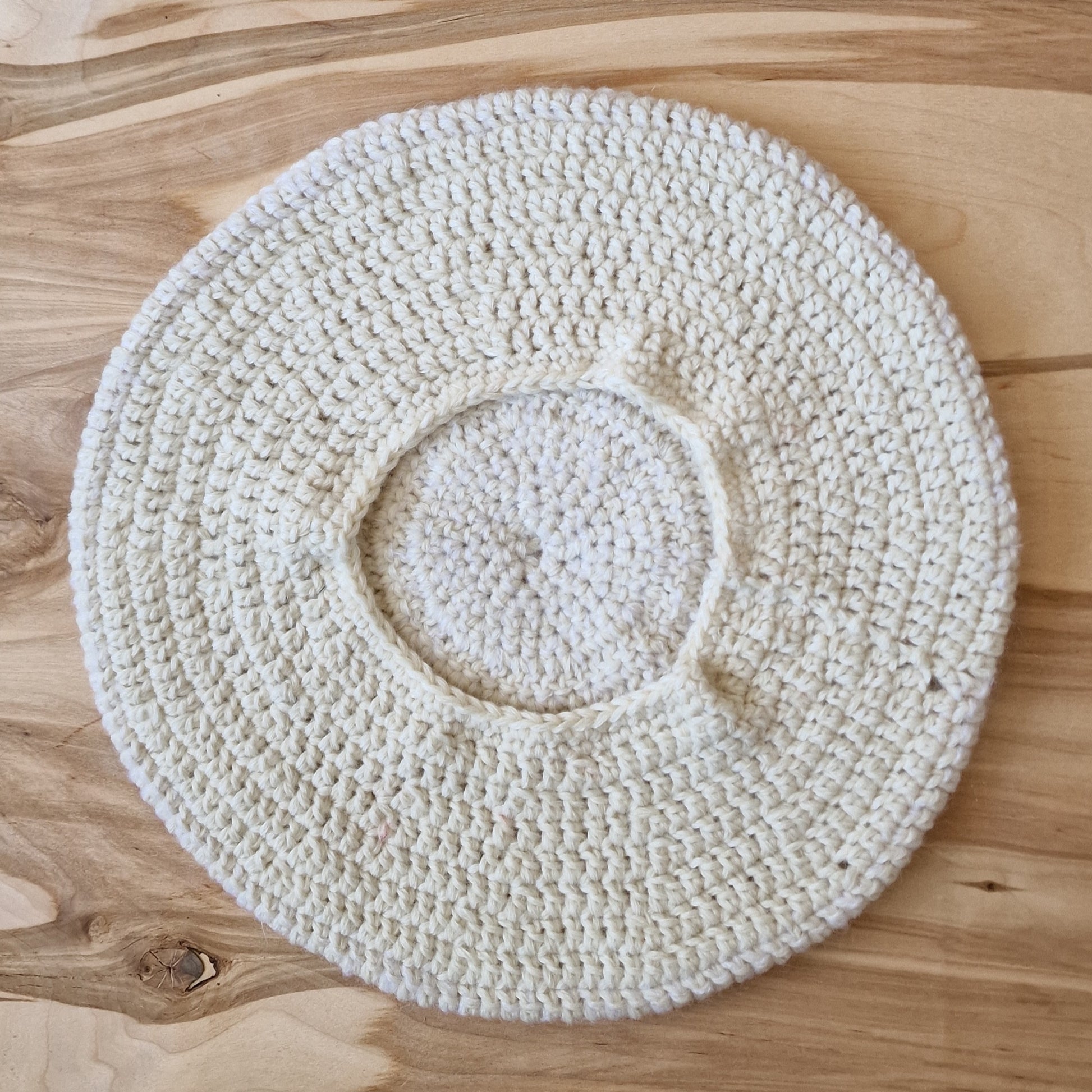 Balta tamborēta berete (DZTO 12) - www.tiptip.lv 