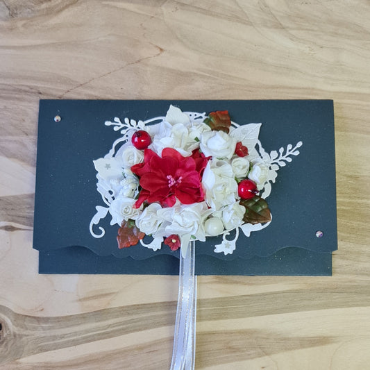 Dāvanu aploksne/kartiņa pelēkzaļganā krāsā ar 3D baltiem un sarkaniem ziediem uz gaiša fona / balti sudrabotas lentītes aizdare / iekšpusē balta vēlējuma daļa 10.8 x 18 cm (AIPU) - www.tiptip.lv 