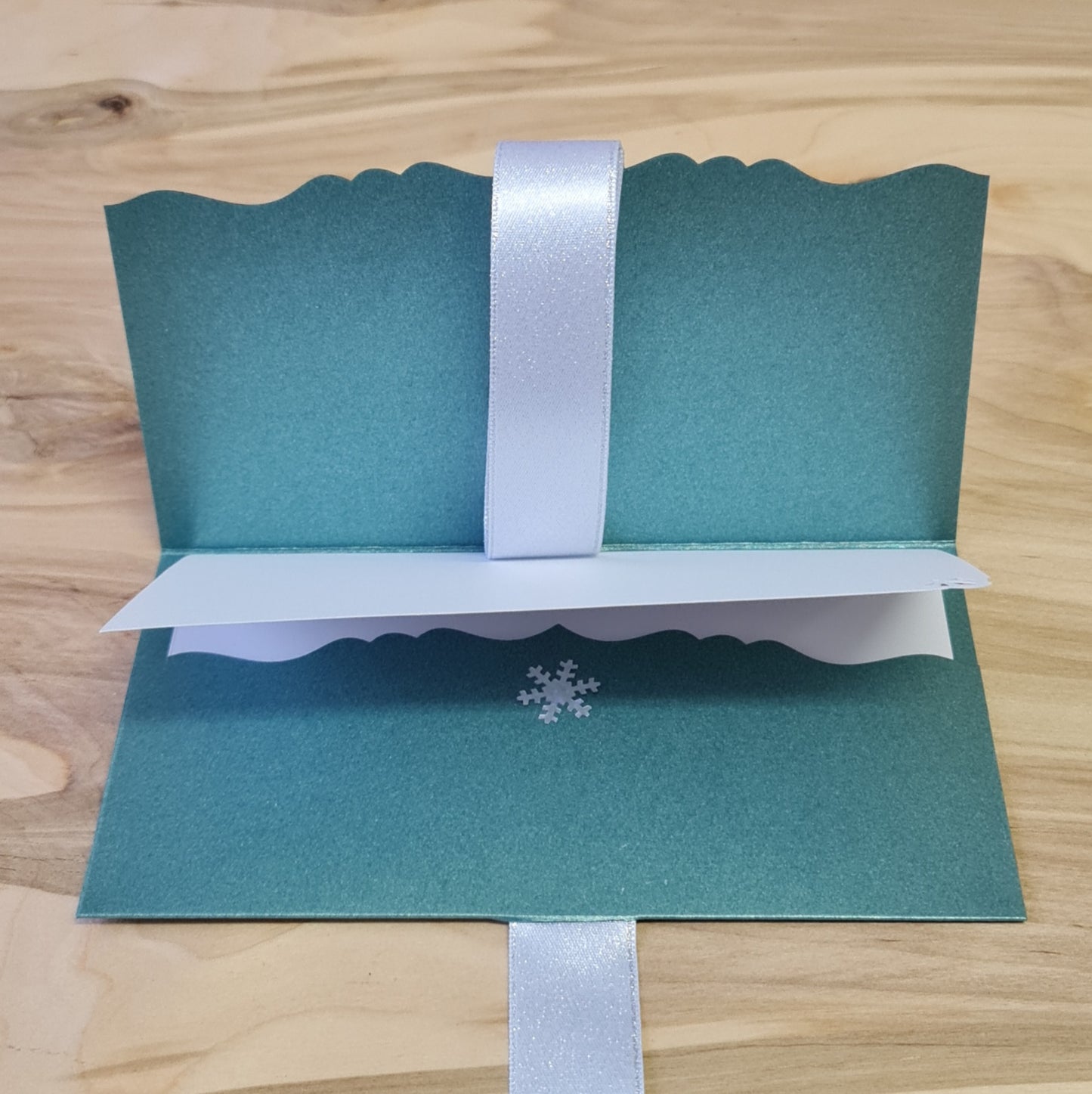 Dāvanu aploksne/kartiņa perlamutra zaļā krāsā ar 3D sarkaniem un kremkrāsas ziediem uz gaiša fona / plata sudrabotas lentas aizdare / iekšpusē balti sudrabota vēlējuma daļa 10.8 x 19 cm (AIPU) - www.tiptip.lv 