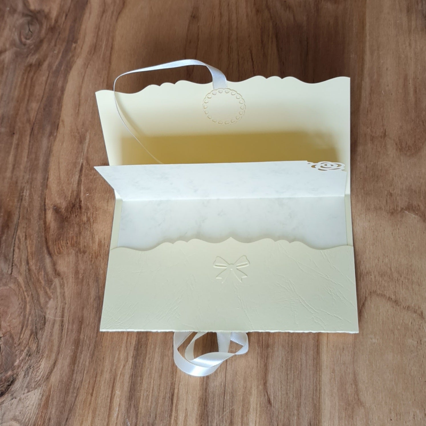 Dāvanu aploksne kremkrāsā ar 3D rozīgi baltiem ziediem un kremkrāsas lentas aizdari 11 x 18 cm (APU2) - www.tiptip.lv 