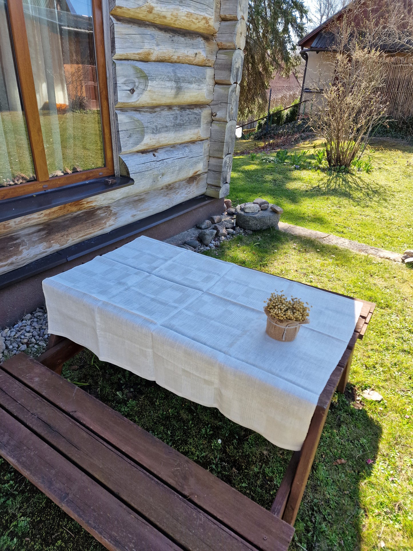 Dabīgi balts kvadrāta formas lina galdauts ar kvadrātiņu ieaudumu 130x130 cm. (DZPĒ 28) - www.tiptip.lv 