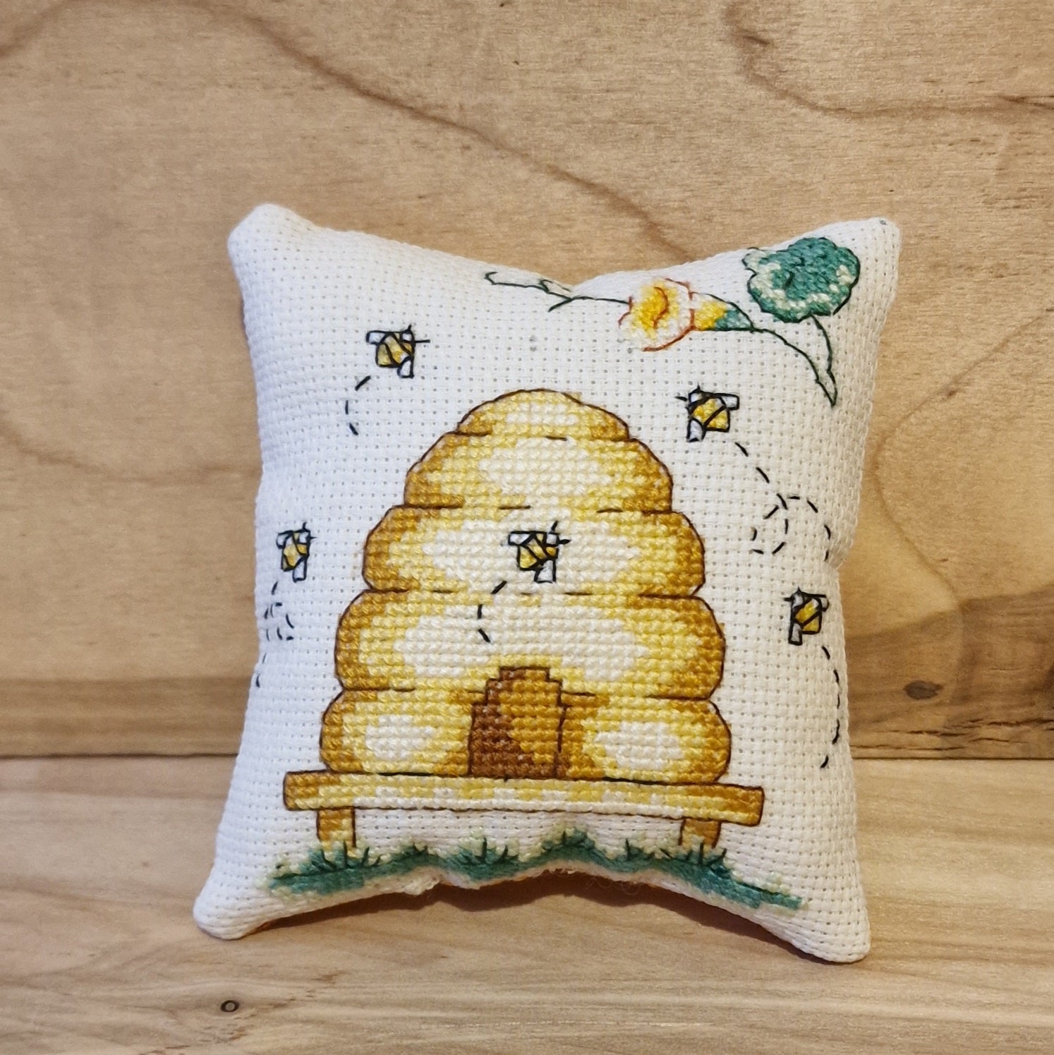 Dekors / adatu spilventiņš "Bišu strops" (RECE 17) - www.tiptip.lv 