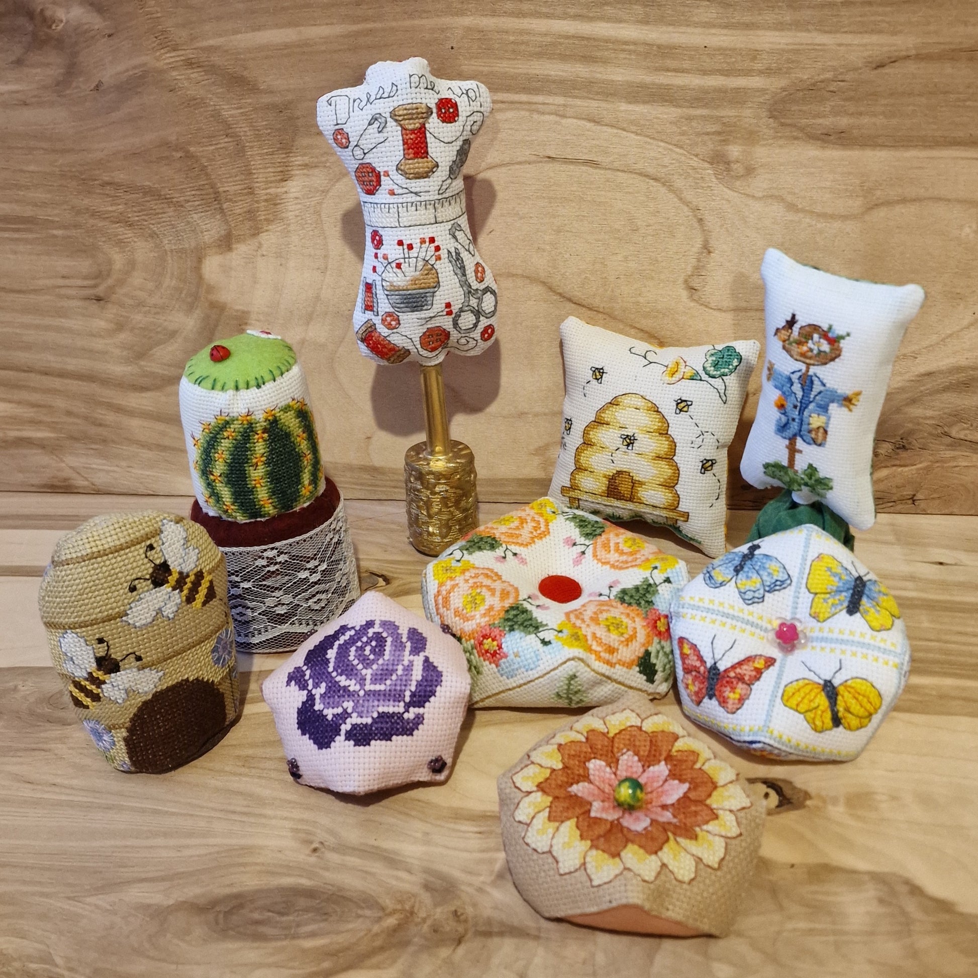 Dekors / adatu spilventiņš "Bišu strops" (RECE 17) - www.tiptip.lv 