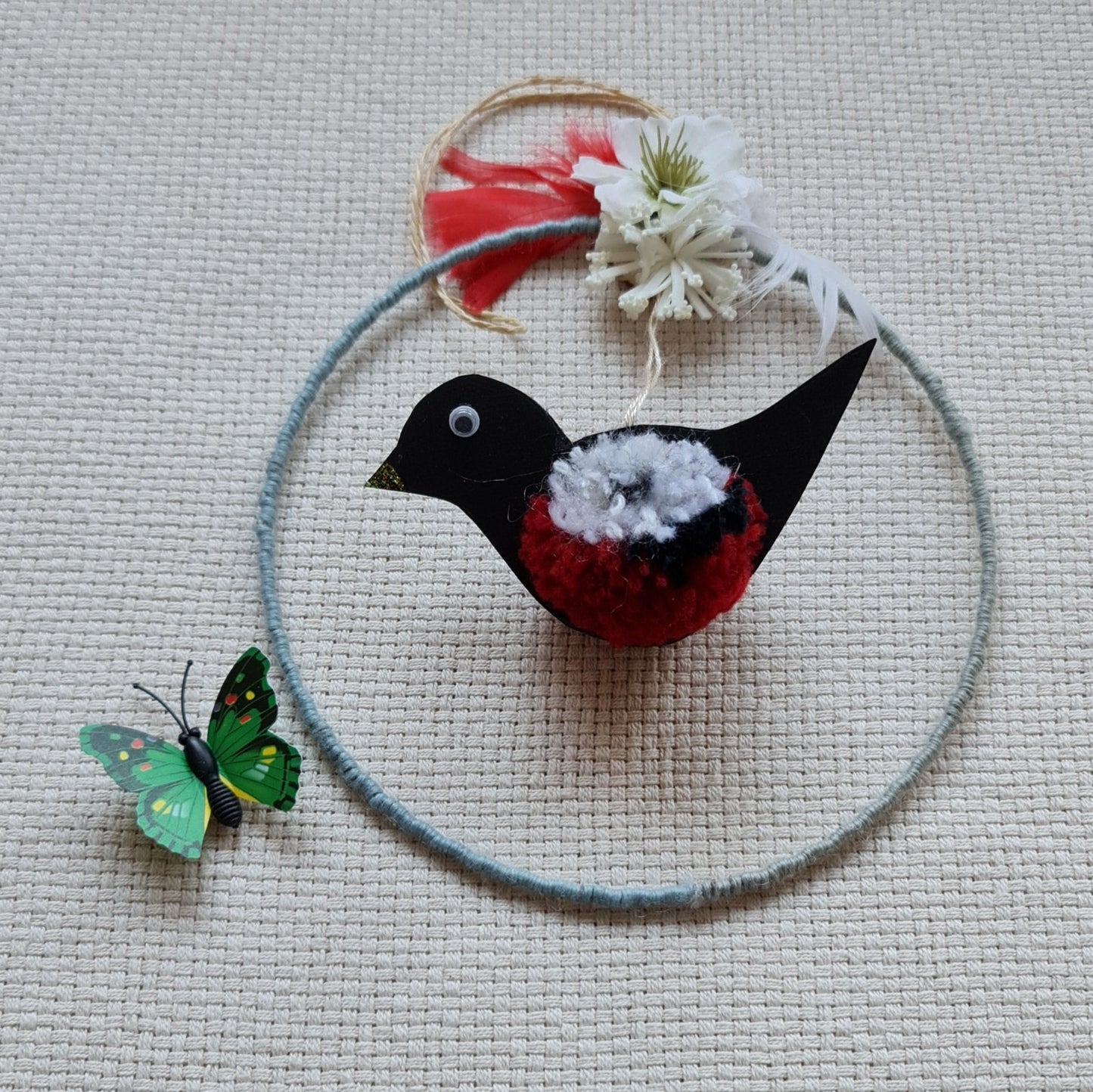 Dekors ar magnētisku riņķi un visur piestiprināmu taurenīti (AIPU 36) - www.tiptip.lv 