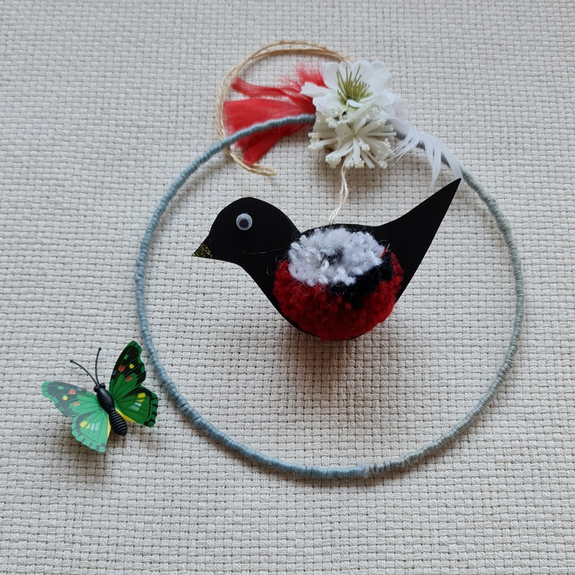 Dekors ar magnētisku riņķi un visur piestiprināmu taurenīti (AIPU 36) - www.tiptip.lv 