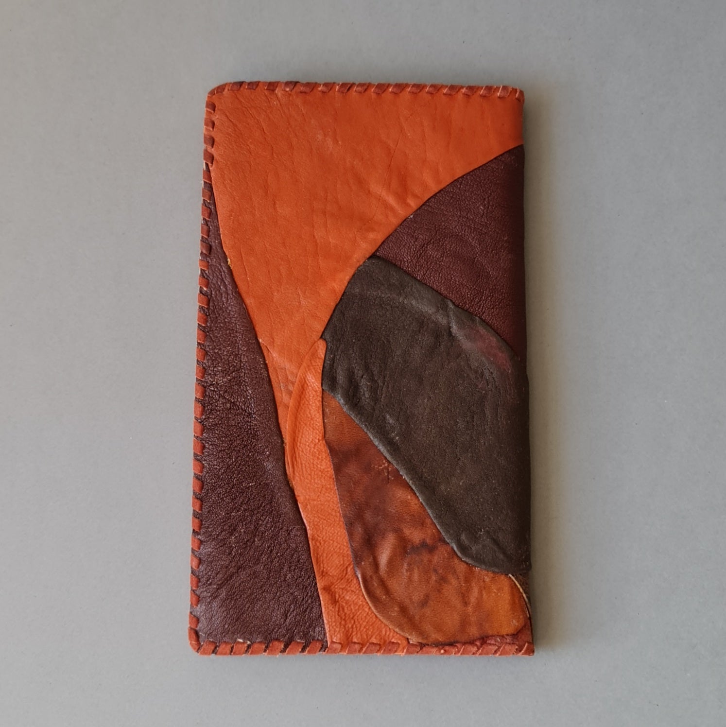 Dienasgrāmata. Kalendāra daļa maināma. Ādas vāki brūnos / sarkanīgos / oranžīgos toņos. 10.5 x 18.5 cm (MAPL 10) - www.tiptip.lv 