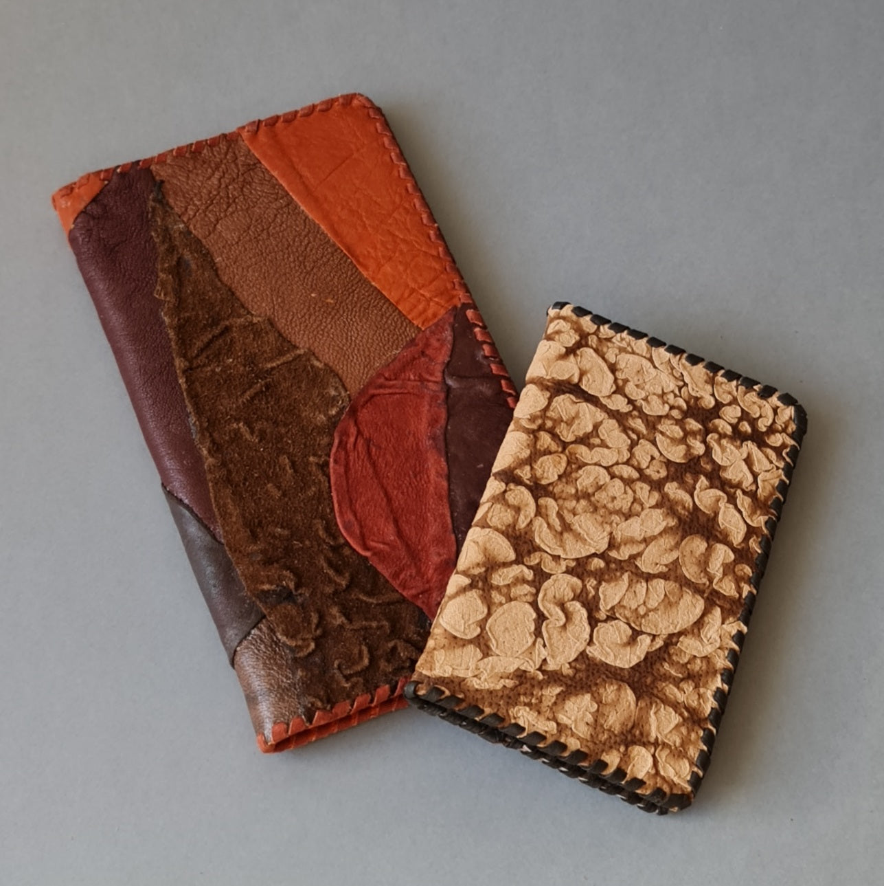 Dienasgrāmata. Kalendāra daļa maināma. Ādas vāki brūnos / sarkanīgos / oranžīgos toņos. 10.5 x 18.5 cm (MAPL 10) - www.tiptip.lv 