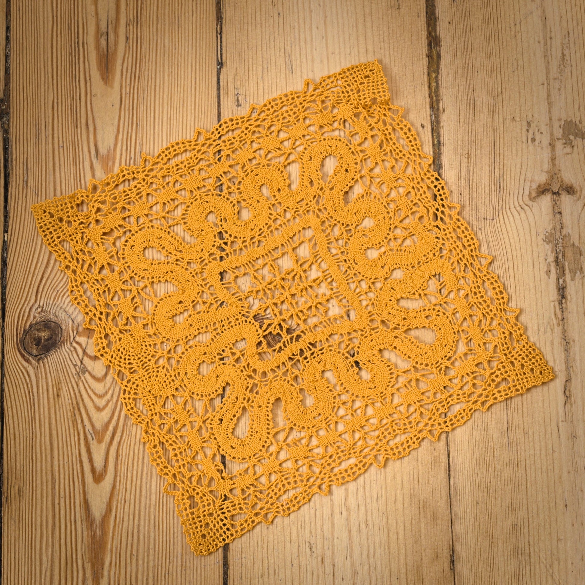 Dzeltena kvadrātveida knipelēta galda sedziņa (LIĒR 6) - www.tiptip.lv 