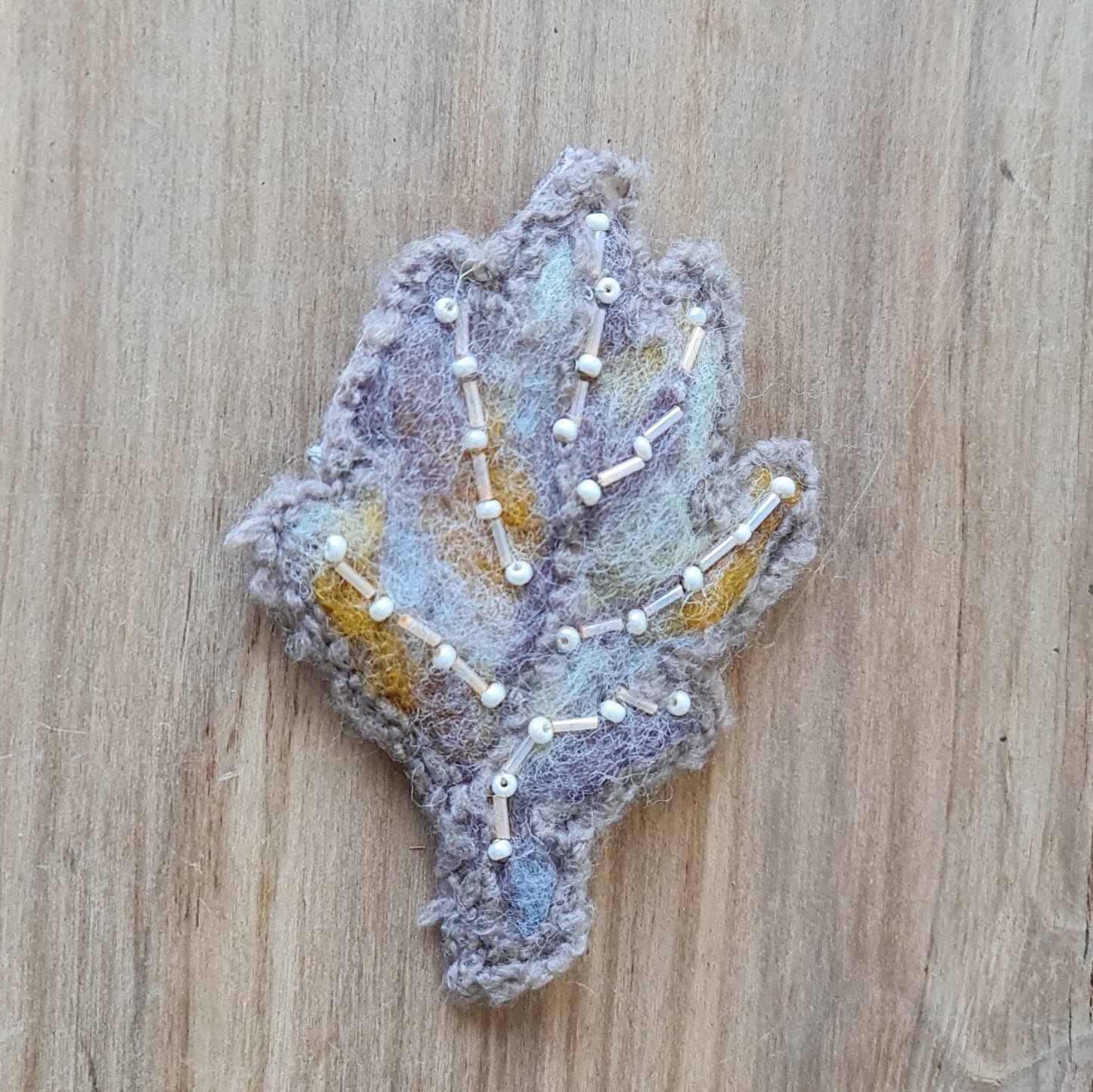 Filcēta broša ar pērļu izšuvumiem lapas formā brūnīgi pelēkos toņos 12.5 x 8 cm (AMA) - www.tiptip.lv 