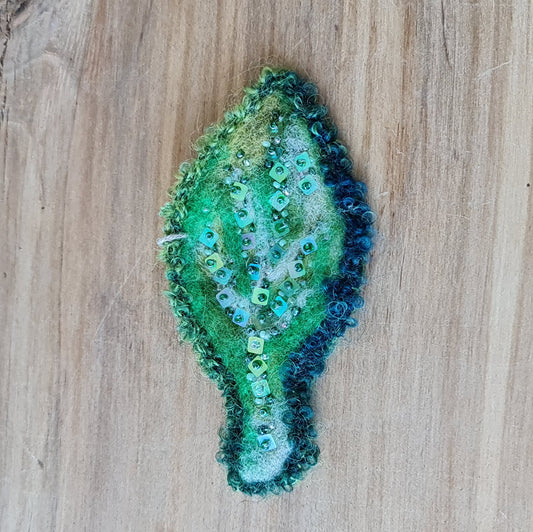 Filcēta broša ar pērļu izšuvumiem zaļos toņos 13 x 6 cm (AMA) - www.tiptip.lv 