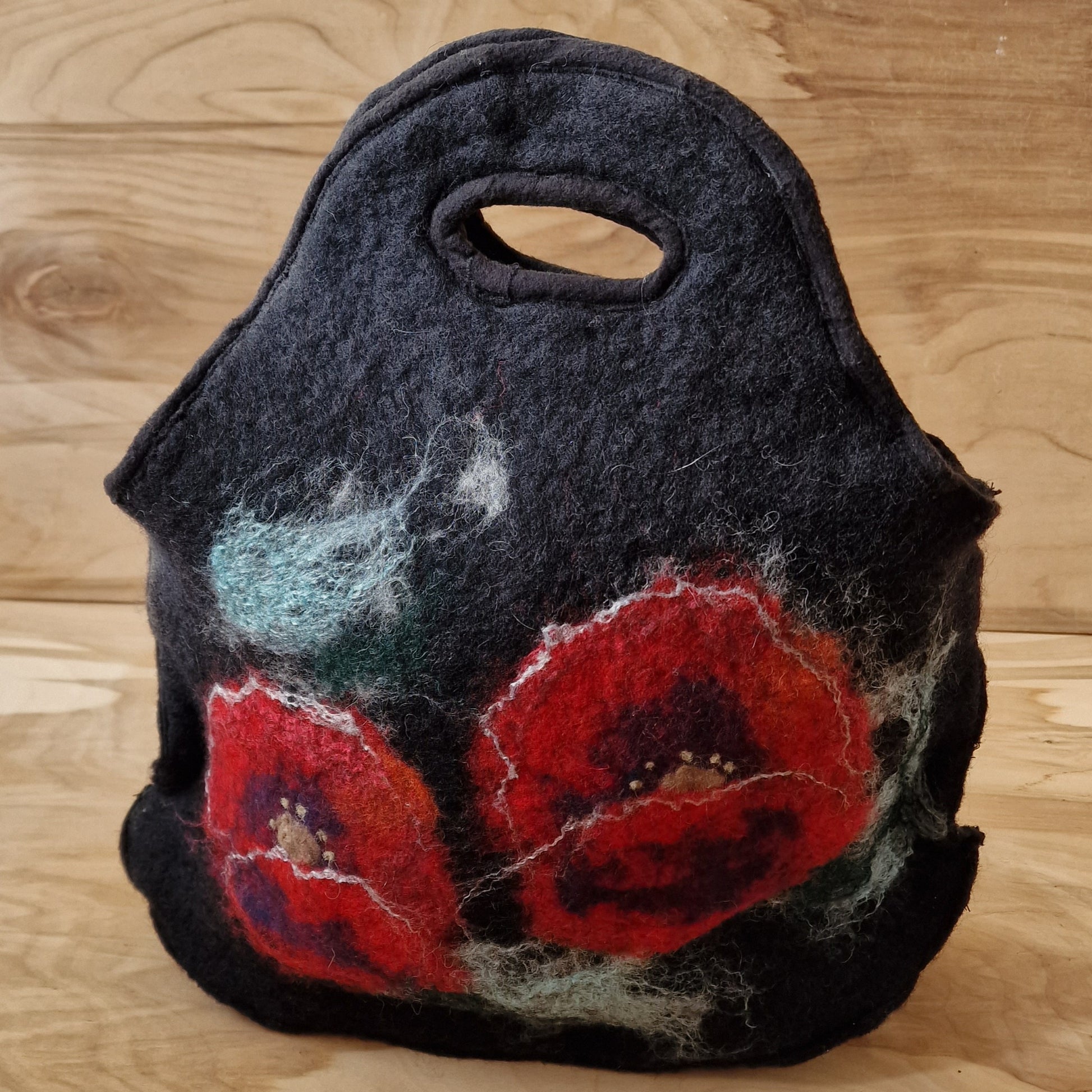 Filcēta soma ar sarkaniem ziediem (SASU 4) - www.tiptip.lv 