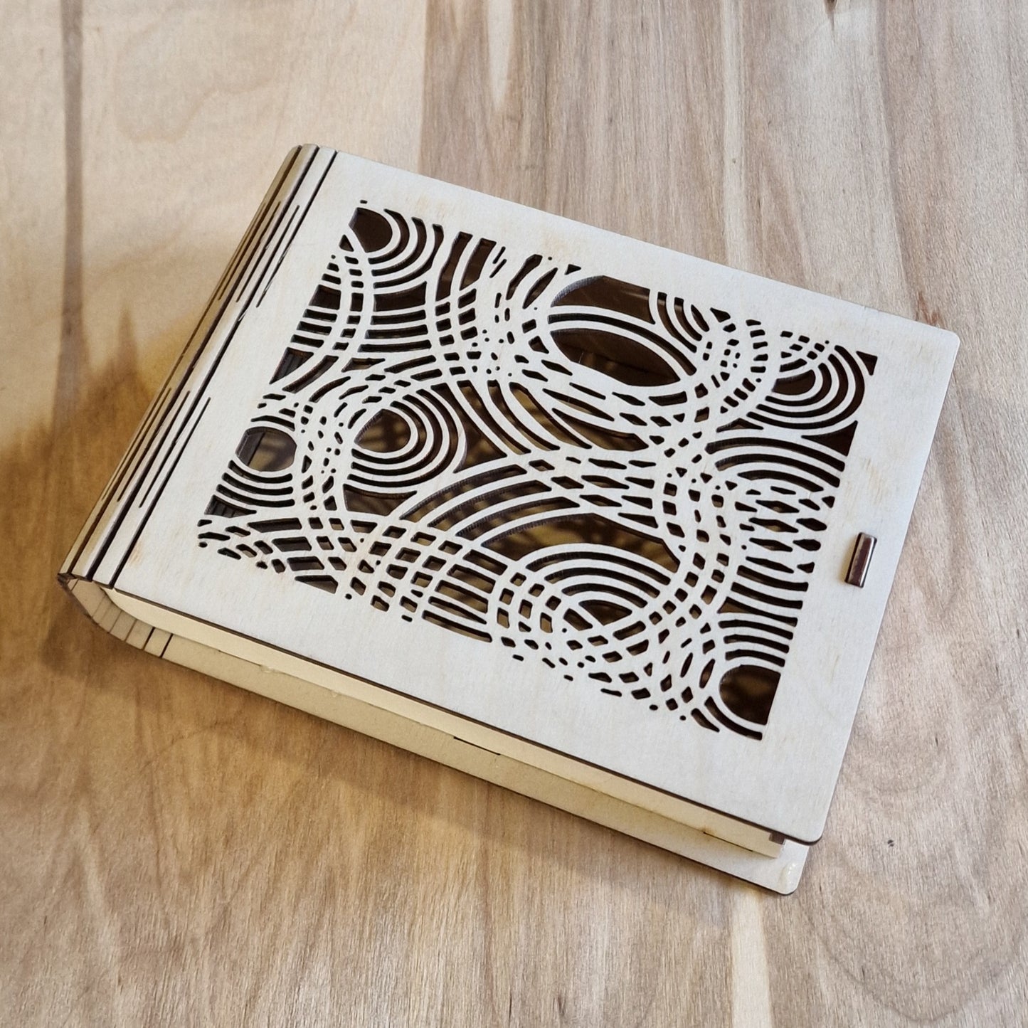 Gaiša saplākšņa kārbiņa (RAJO 18) - www.tiptip.lv 