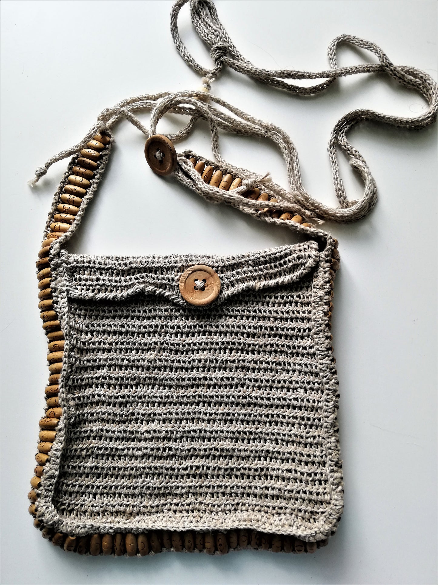 Knitted linen bag with decorative wooden elements / button closure and long (59 cm) shoulder handle (width 15 cm / height 15 cm / thickness 2 cm) (ÉPO)
