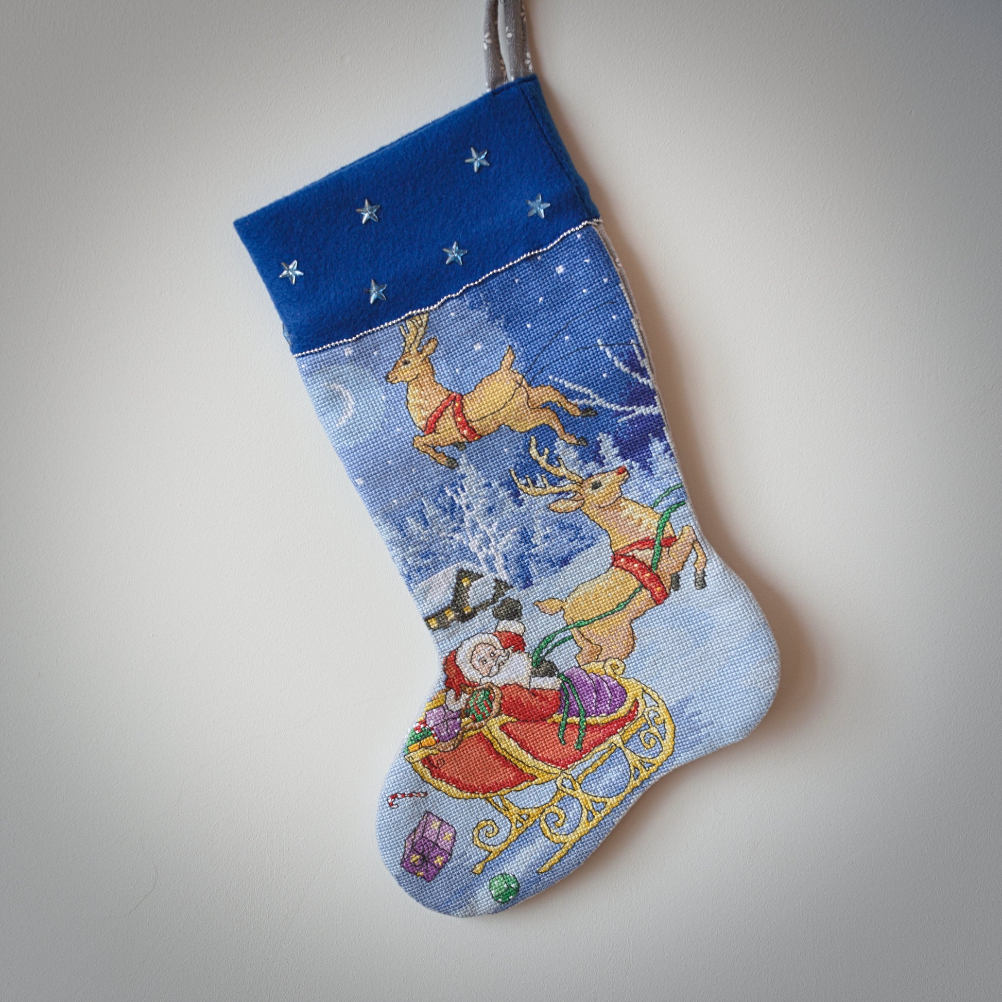 Izšūts Ziemassvētku zābaks / zils (RECE 6) - www.tiptip.lv 