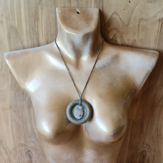 Kaklarota ar lina apdari / pelēcīgi oranžu akmeni un regulējamu garumu līdz 46 cm (AMA) - www.tiptip.lv 