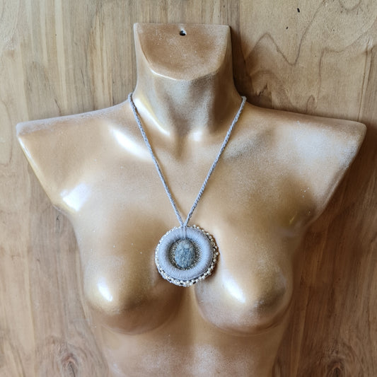 Kaklarota ar lina apdari / pelēcīgu akmeni / baltām pērlītēm un regulējamu garumu līdz 36 cm (AMA) - www.tiptip.lv 