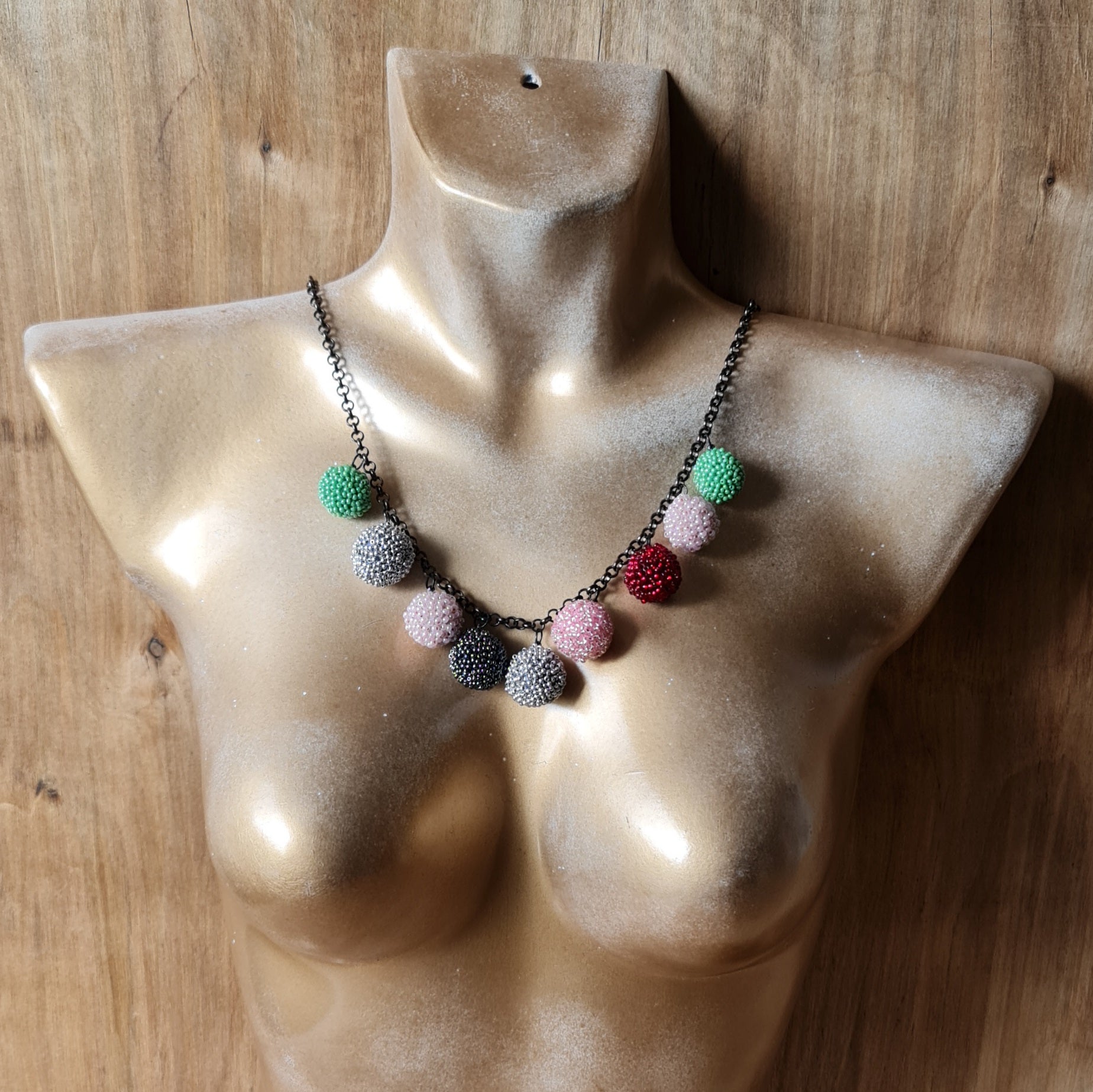 Kaklarota dažādās krāsās - www.tiptip.lv 