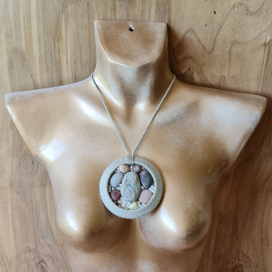 Kaklarota no dabas materiāliem (lins / Liepājas jūrmalas akmeņi / gliemežvāki) un pērlītēm ar regulējamu garumu līdz 57 cm (AMA) - www.tiptip.lv 