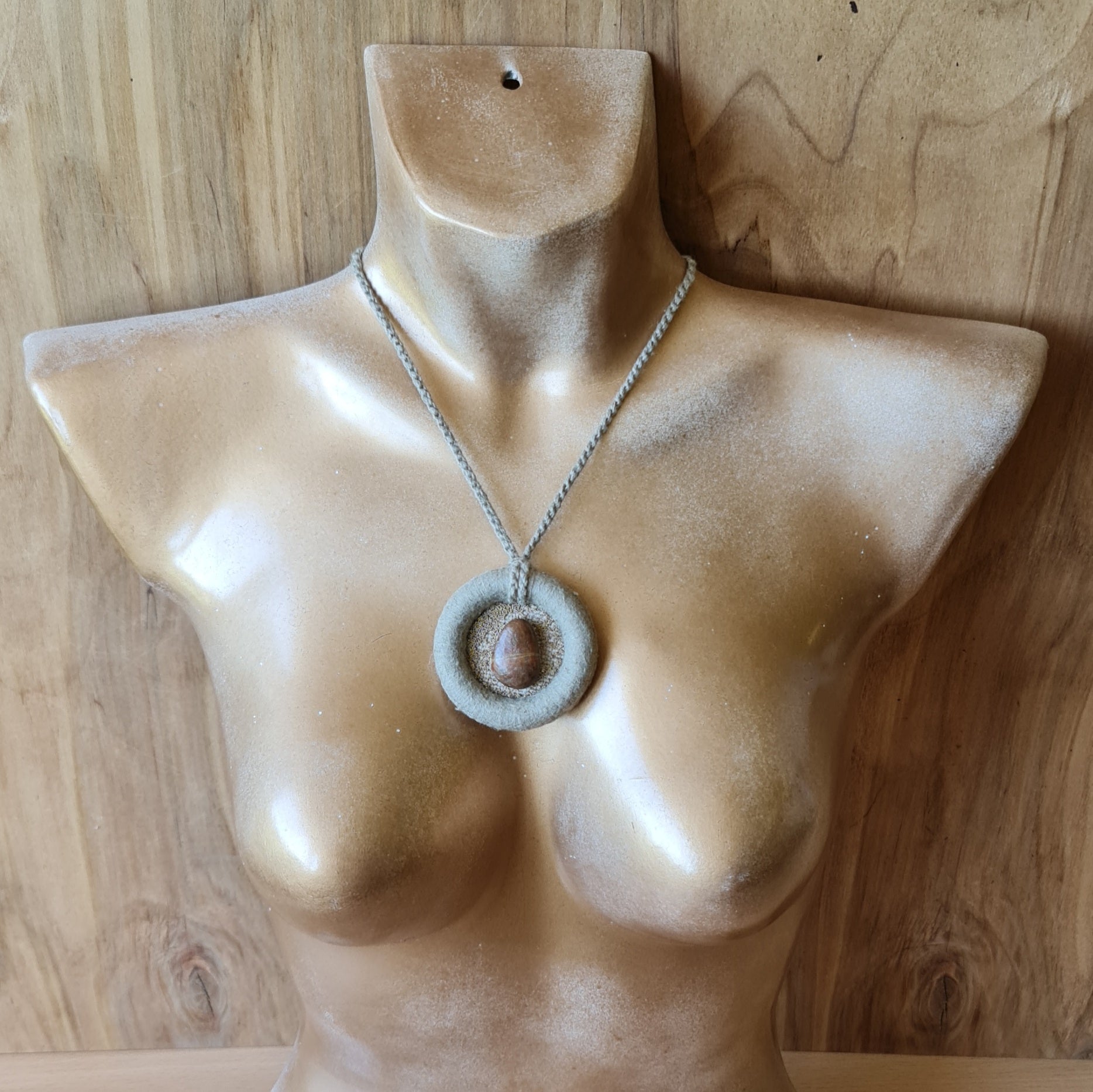 Kaklarota no dabas materiāliem (lins / Liepājas jūrmalas akmens) un brūnu akmentiņu kā centrālo elementu ar regulējamu garumu līdz 41 cm (AMA) - www.tiptip.lv 