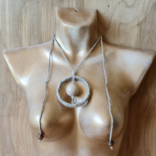 Kaklarota no dabas materiāliem (lins / koks) ar koka bumbiņu kā centrālo elementu un 2 mazākām koka bumbiņām saišu galos ar regulējamu garumu līdz 61 cm (AMA) - www.tiptip.lv 