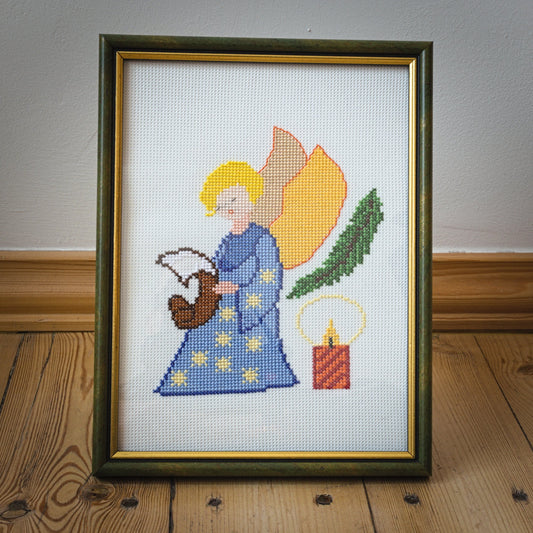 Krustdūrienā izšūts attēls "Eņģelis ar pergamentu" (RECE 3) - www.tiptip.lv 