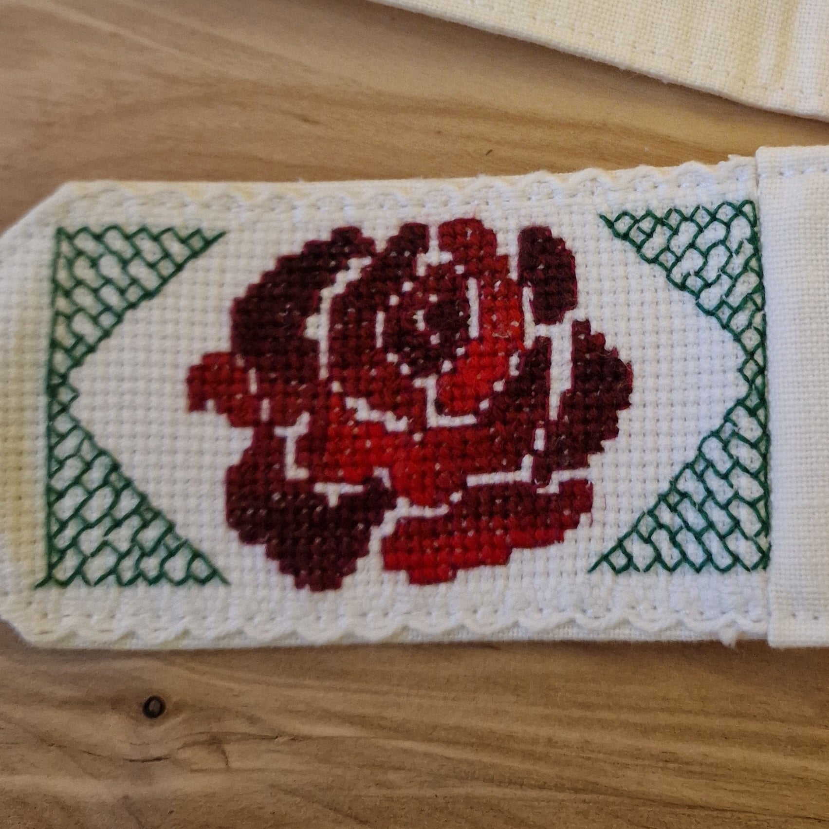 Lina josta ar sarkanu rožu krustdūriena izšuvumu (RECE 25) - www.tiptip.lv 