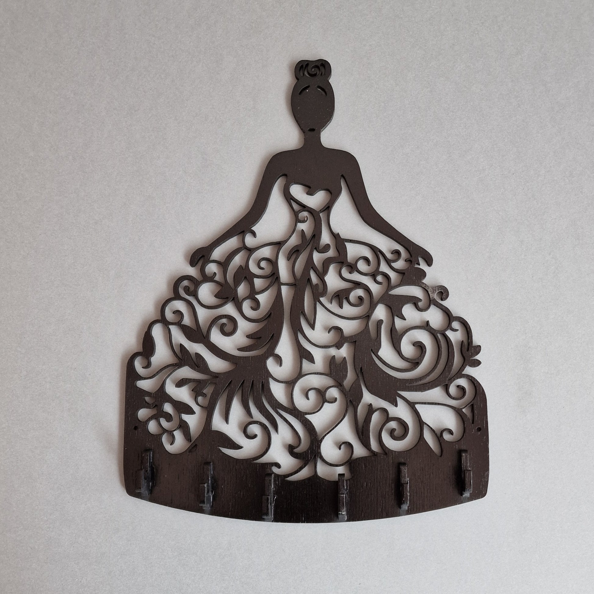 Melna saplākšņa atslēgu pakaramais "Dāma" ar 6 āķīšiem 20x26.5 cm (RAJO 35) - www.tiptip.lv 