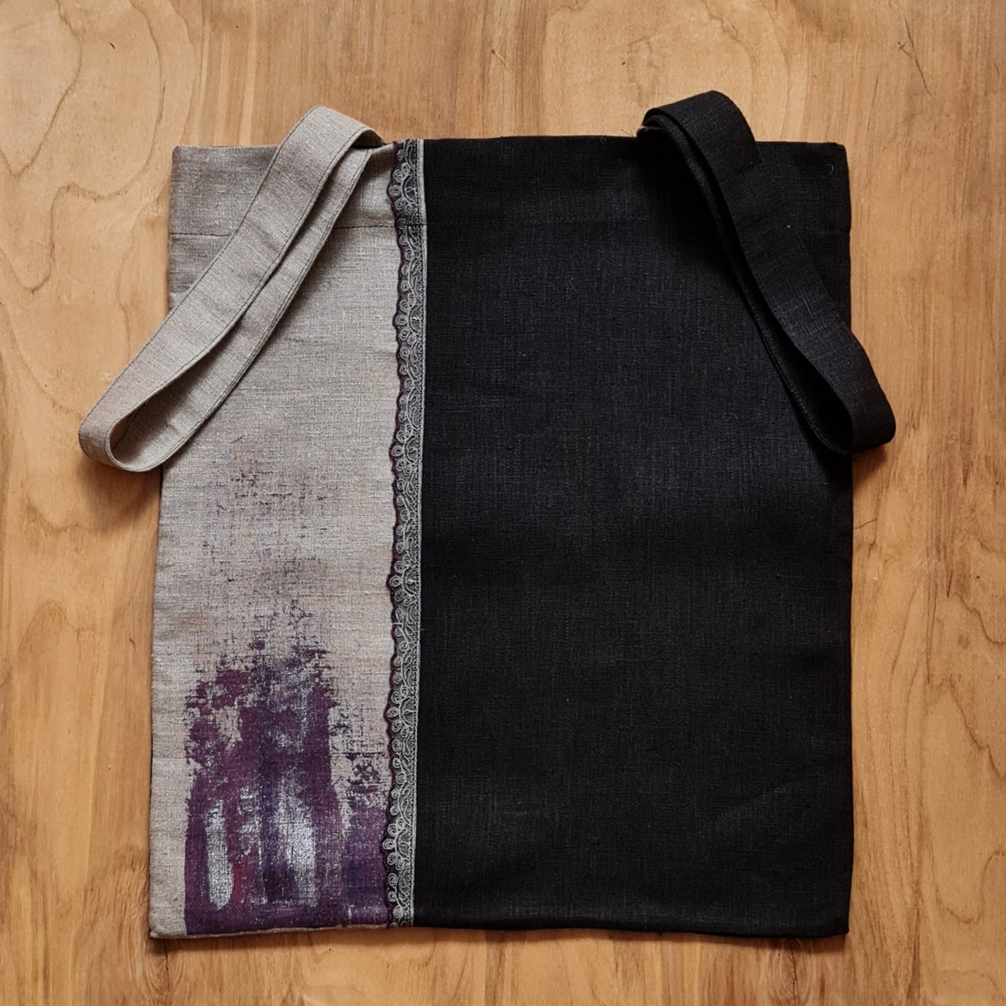 Nekrāsota un melna lina auduma iepirkumu maisiņš/soma ar vertikālu 2 joslu audumu maiņu / mežģīnes veida vertikālu joslu / melni rozā toņu krāsu dekoru apakšājā daļā un PAKARAMIEM rokturiem sānos (ZMI) - www.tiptip.lv 