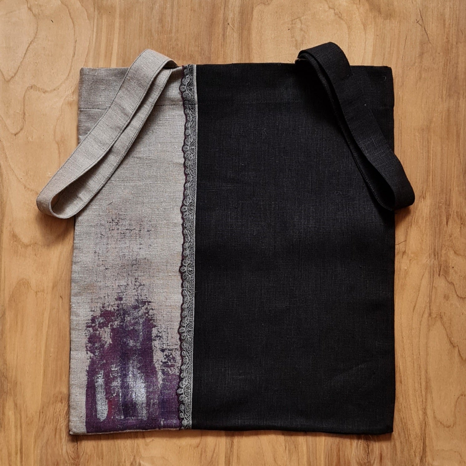 Nekrāsota un melna lina auduma iepirkumu maisiņš/soma ar vertikālu 2 joslu audumu maiņu / mežģīnes veida vertikālu joslu / melni rozā toņu krāsu dekoru apakšājā daļā un PAKARAMIEM rokturiem sānos (ZMI) - www.tiptip.lv 