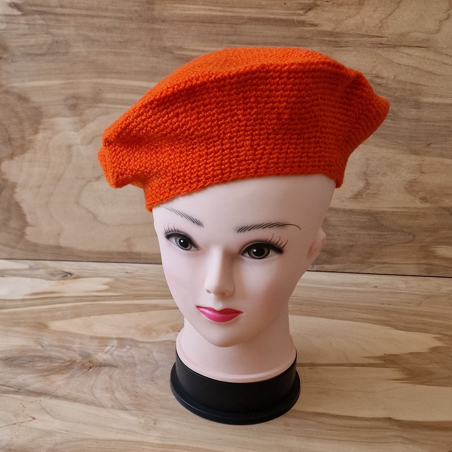 Oranža tamborēta berete (DZTO 10) - www.tiptip.lv 