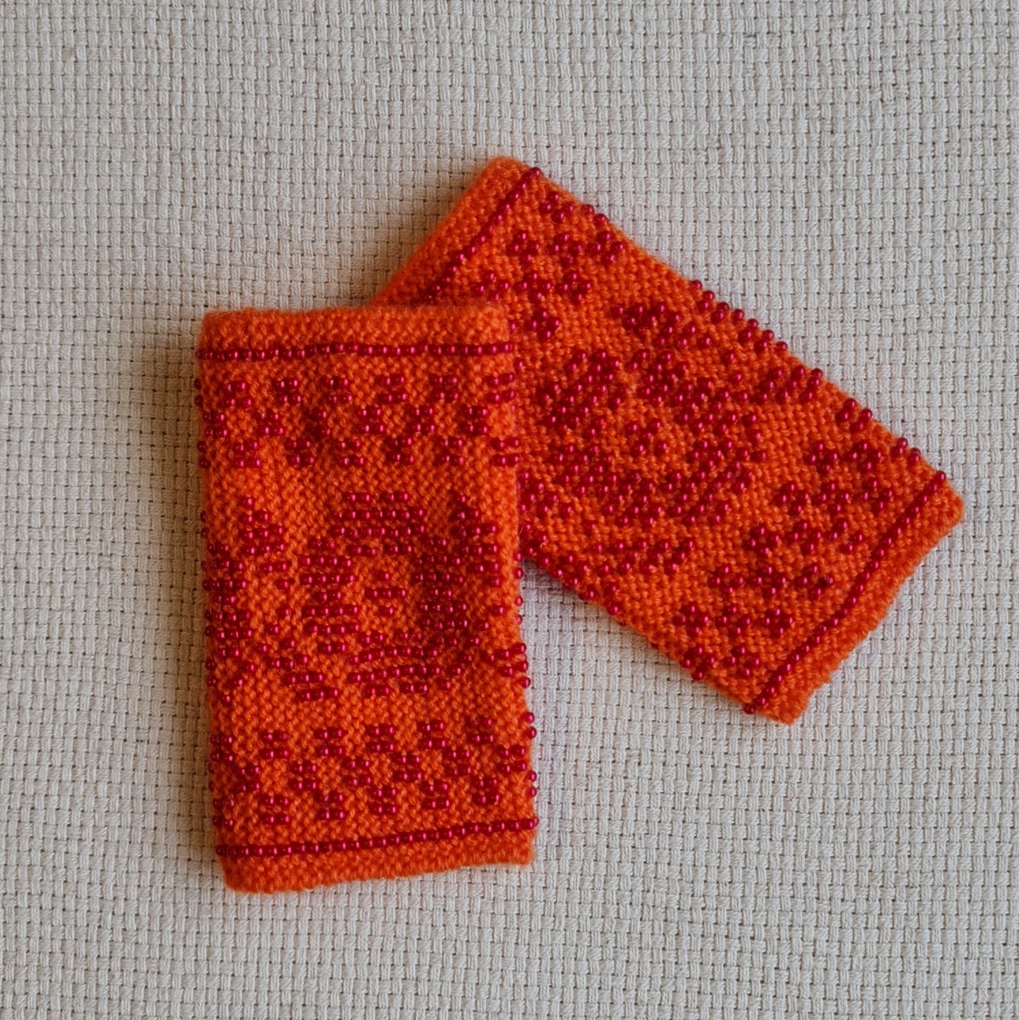 Oranži ar rokām adīti mauči / pulsa sildītāji ar sarkanām pērlītēm ieadītiem rakstiem - apļi (12.5 x 7 cm) (DAZĒ) - www.tiptip.lv 