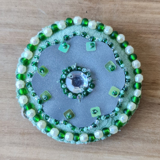 Pērļota/šūta apaļa broša dažādos zaļos/baltos/sudrabainos toņos ar atstarojošu audumu pamatnē / diametrs 7 cm (AMA) - www.tiptip.lv 