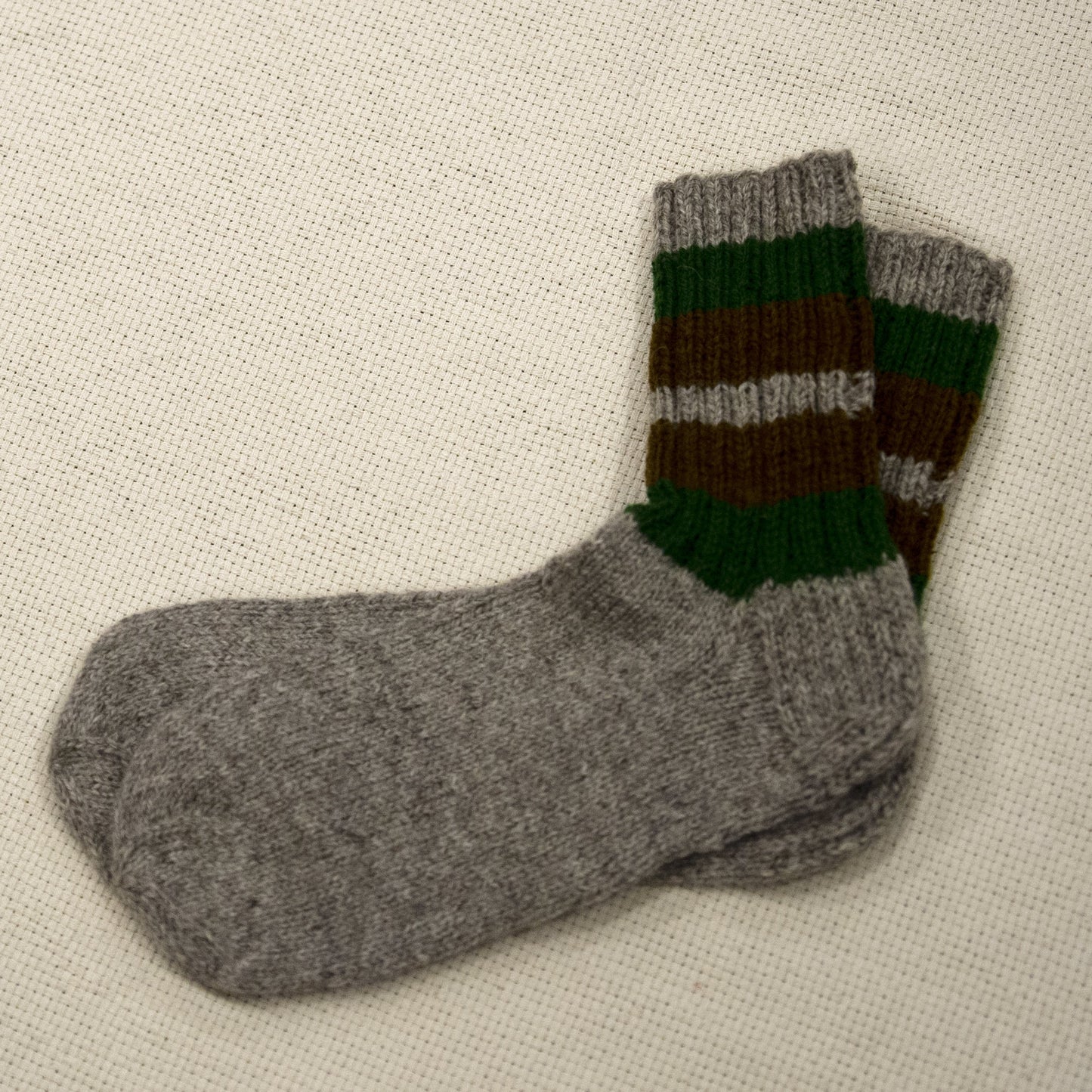 Pelēkas līdzeni zeķes ar brūnām un zaļām strīpām 36.-38.izm. (ASZE 21) - www.tiptip.lv 