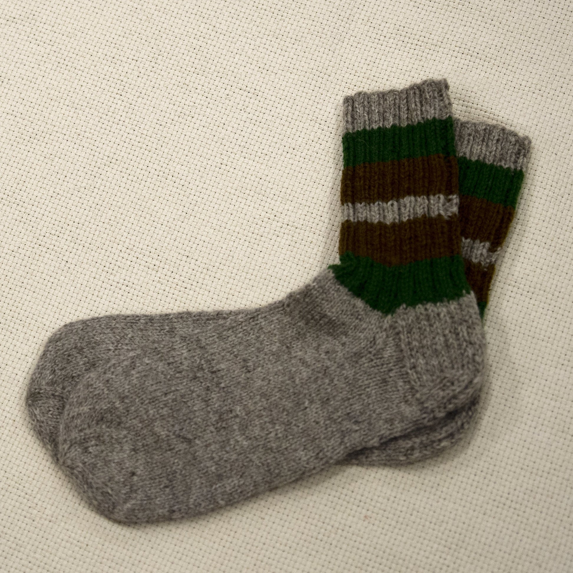 Pelēkas līdzeni zeķes ar brūnām un zaļām strīpām 36.-38.izm. (ASZE 21) - www.tiptip.lv 