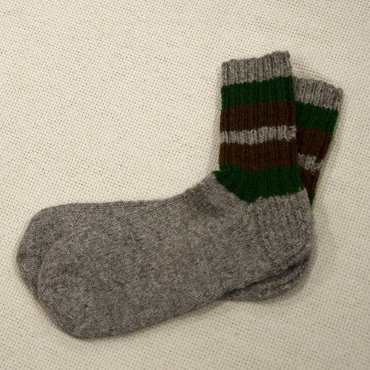 Pelēkas līdzeni zeķes ar brūnām un zaļām strīpām 36.-38.izm. (ASZE 21) - www.tiptip.lv 