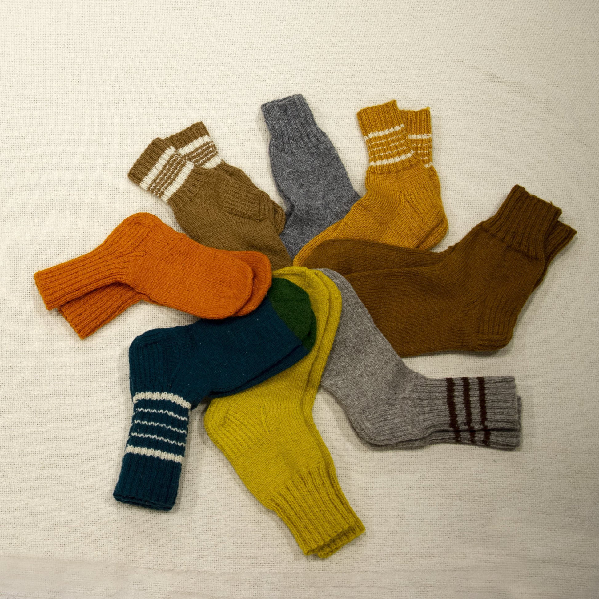 Pelēkas līdzeni zeķes ar brūnām un zaļām strīpām 36.-38.izm. (ASZE 21) - www.tiptip.lv 