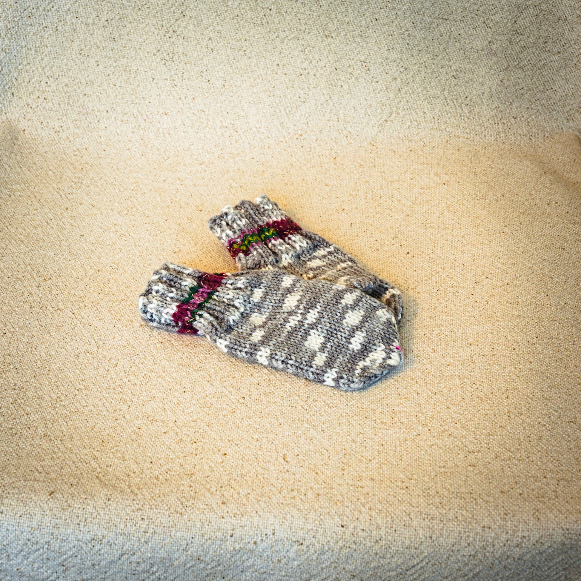 Pelēkbalti adīti bērnu (4-5 gadi) dūraiņi (LEPU 26) - www.tiptip.lv 