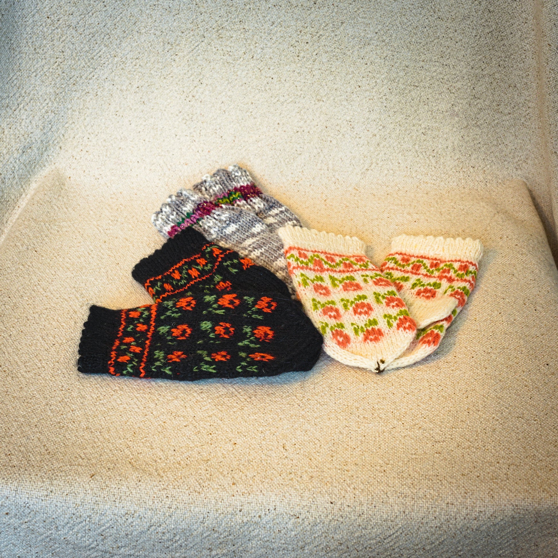 Pelēkbalti adīti bērnu (4-5 gadi) dūraiņi (LEPU 26) - www.tiptip.lv 