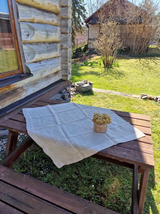 Pelēks kvadrāta formas lina galdauts gaisīgā aušanas tehnikā 90x90 cm. (DZPĒ 31) - www.tiptip.lv 