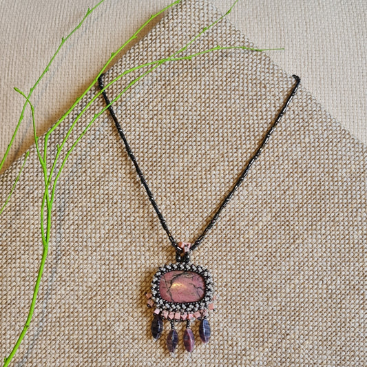 Pelēku akmens pērļu kaklarota ar radonīta kulonu (garums 32 cm) (JŠČ) - www.tiptip.lv 