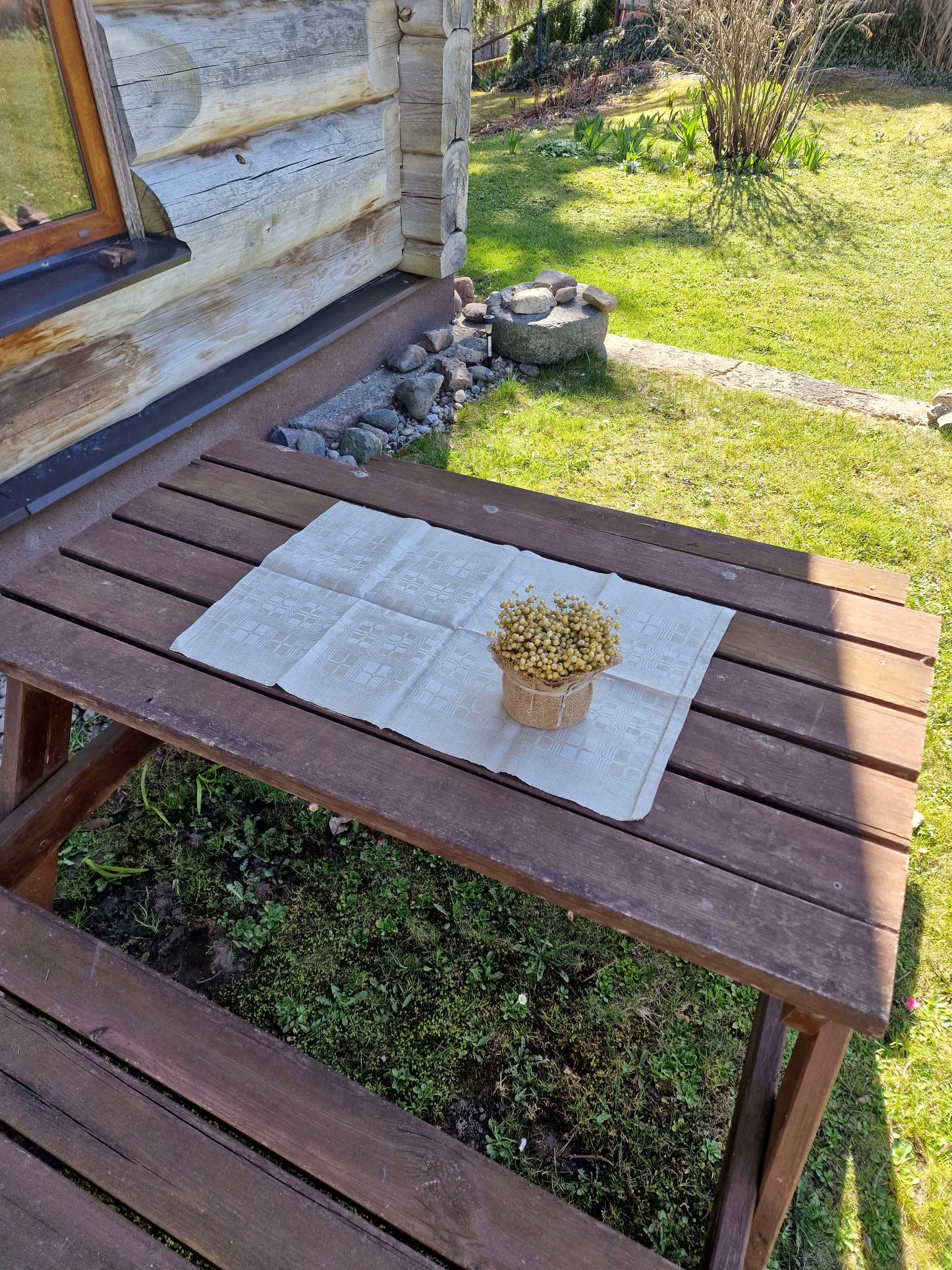 Pelēku toņu garens lina galda celiņš/dvielis ar sīkiem četrstūra formas rakstiem 46x74 cm. (DZPĒ 30) - www.tiptip.lv 