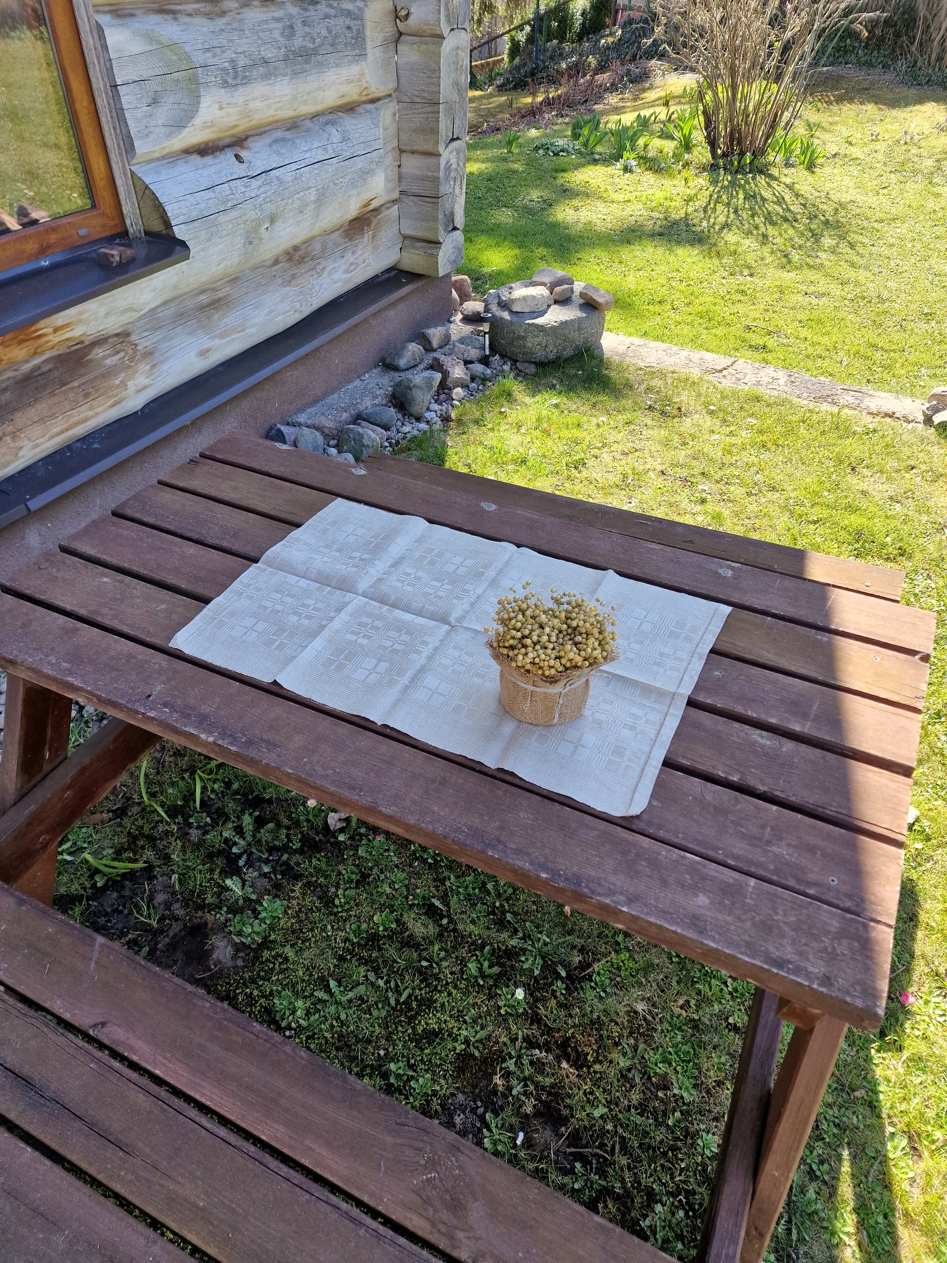 Pelēku toņu garens lina galda celiņš/dvielis ar sīkiem četrstūra formas rakstiem 46x74 cm. (DZPĒ 30) - www.tiptip.lv 